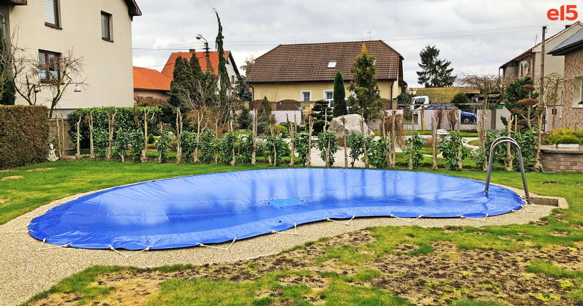 Pergola nebo bazén bez kontroly pravidel? Při prodeji domu to může stát desítky tisíc