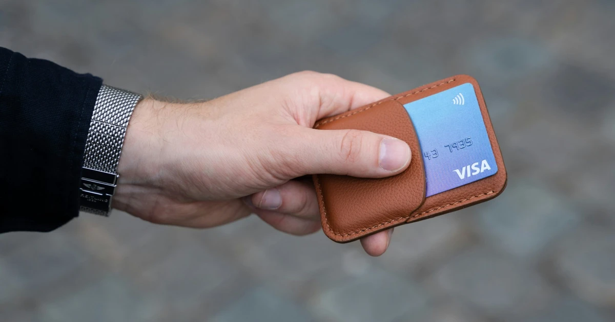 Visa propustí zhruba 7 % lidí a sází na AI. Co to znamená pro vaši kartu?